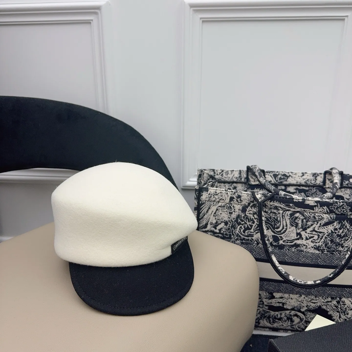 🆕 Haute couture wool hat! The new Croix Heart is a very stylish hat style! The classic black and white color scheme is full of luxury!